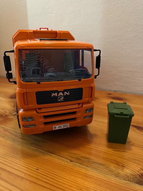 Bruder smetiarske auto, 