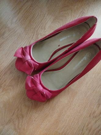 Červené lodičky, 37