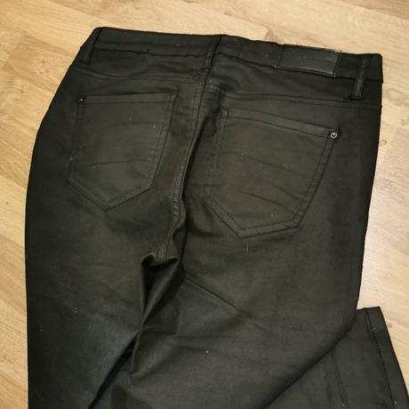 Čierne nohavice, 38