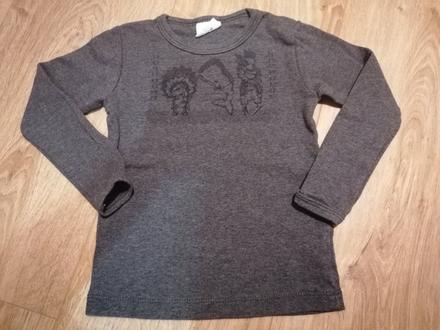 En fant šedé tričko, 92