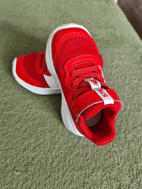 Červene tenisky, new balance,22
