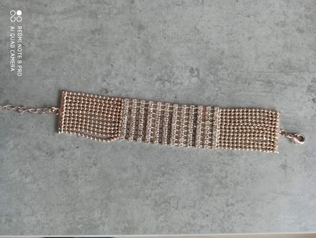 Medenozlaty náramok so striebornými zirkonikmi,