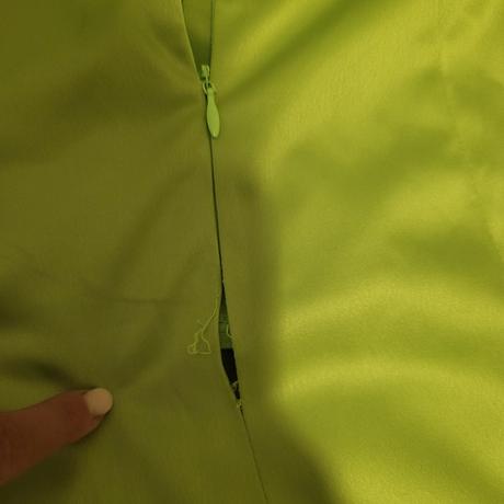 Zaujímavé šaty v limetkovej farbe, s