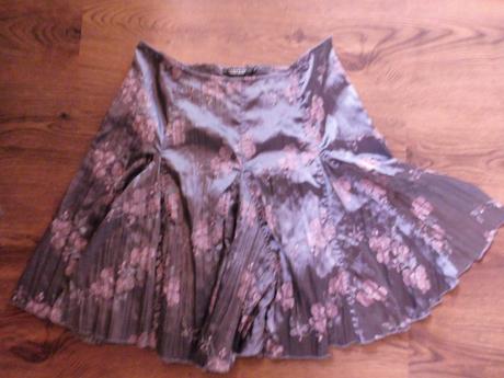 Saténová sukňa, 44