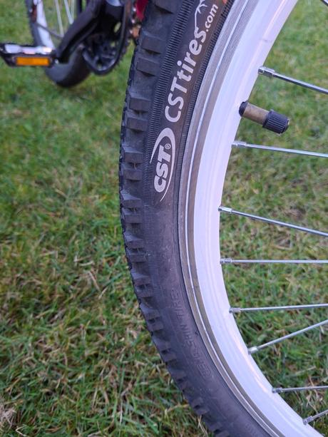 Dievčenský bicykel a prilba, kenzel,24