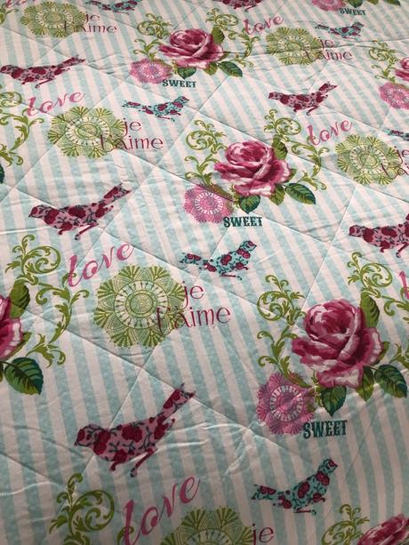 Posteľná súprava prehozu, vankušov a obliečok, 