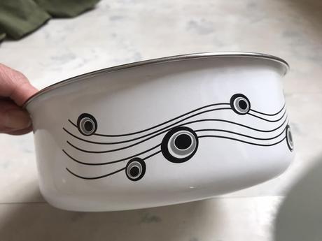 Smaltovaná miska s pokrievkou, 