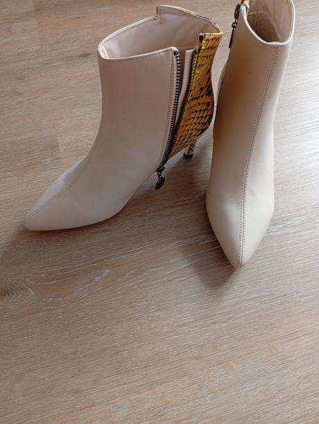 Extravagantné topánky, 36