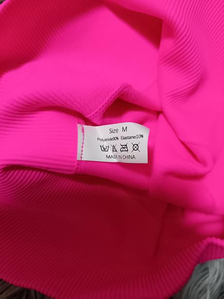 Ružová minisukňa, m / s