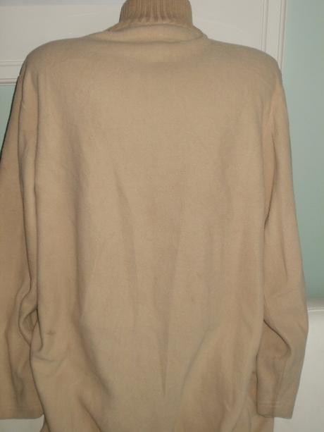 Dlhý béžový sveter, magnet,l