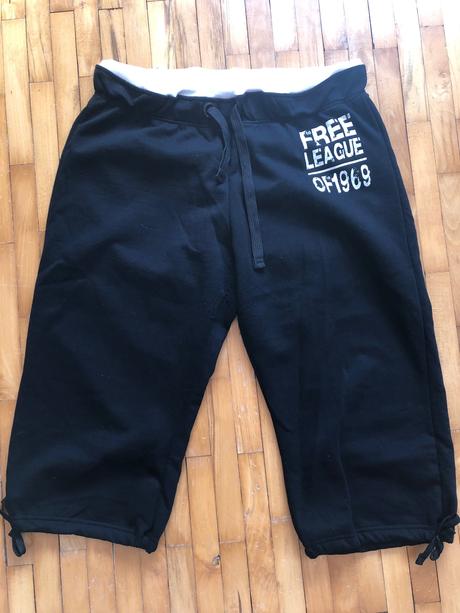 Cierne tristvrtove teplaky s napisom 46, okay,46