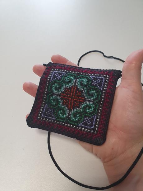 Malá vyšívaná kabelka cez plece 10x10cm, 