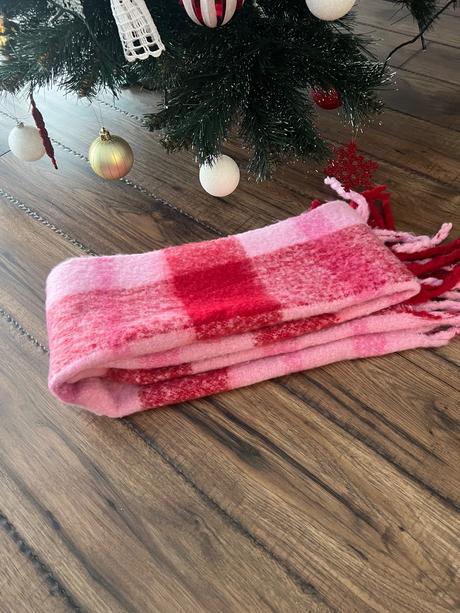 Červeno ružový karovany sál,