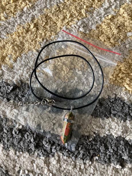 Náhrdelník s kryštáľom,