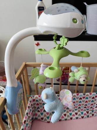 Kolotoč nad postieľku,