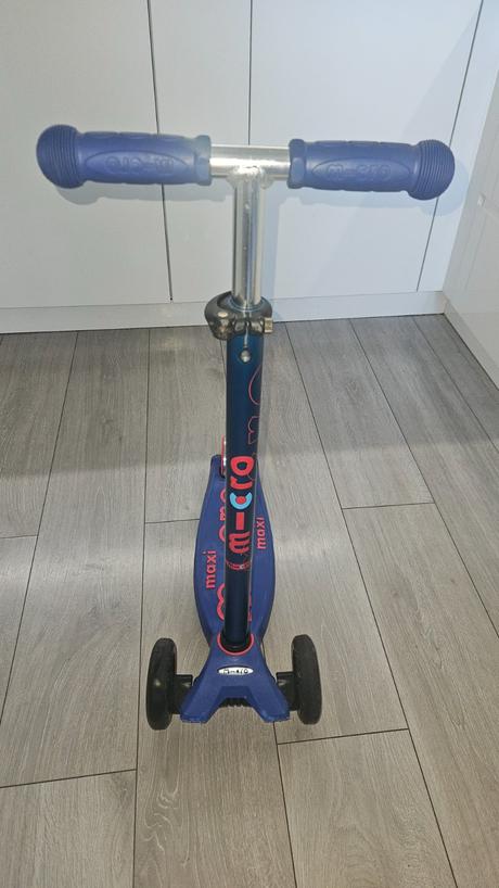 Blikajuca svietiaca kolobezka micro maxi deluxeled, micro
