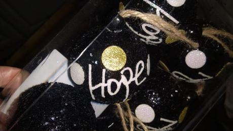 Vianočné gule - biele a cierne,