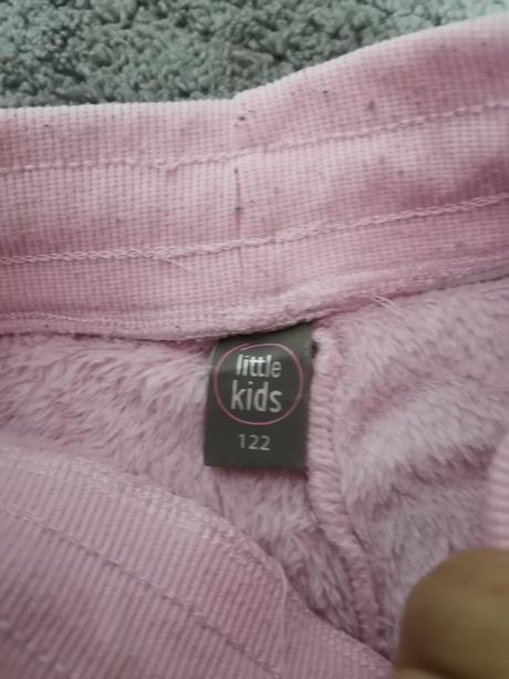 Teplé tepláčky, 122