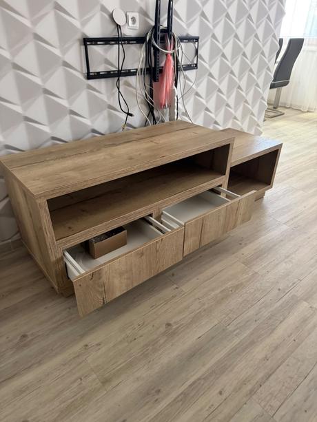Stolík pod tv, 
