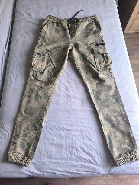 Maskáčove cargo nohavice s poštovným, primark,m