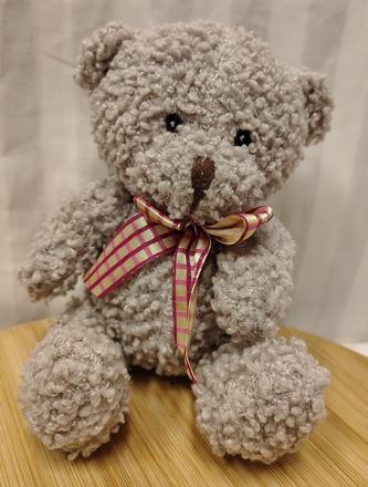 Plyšový sivý medveď s farebnou mašlou, 15 cm, 