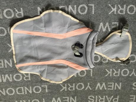 Chladiaca vesta pre stredneho psa, 