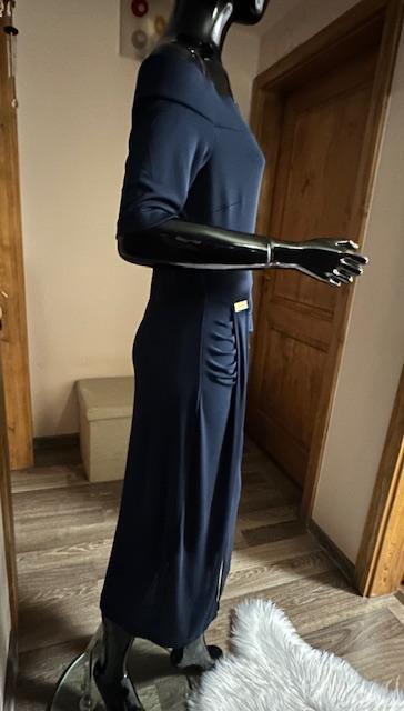 Tmavomodré elegantné šaty s odhalenými ramenami, l / m