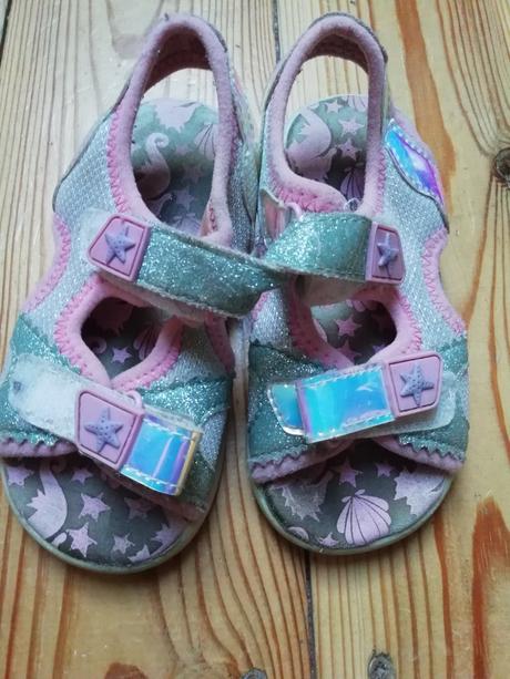 Sandalky blikajúce, 26