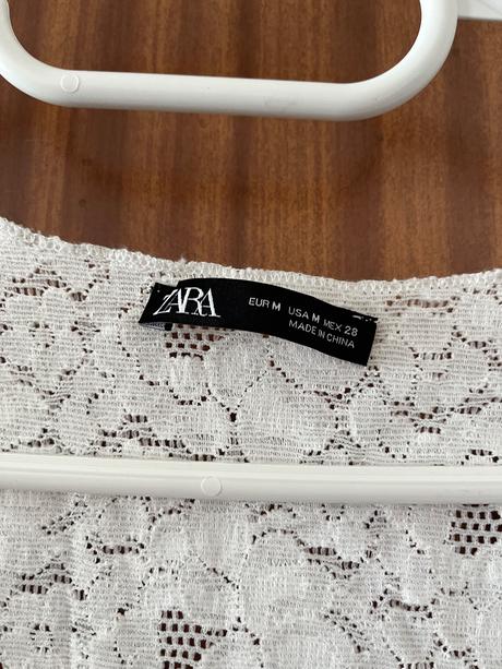 Cipkovany top s výstrihom, zara,m