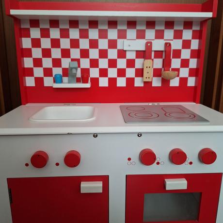 Drevená kuchynka s príslušenstvom a zásterou, 