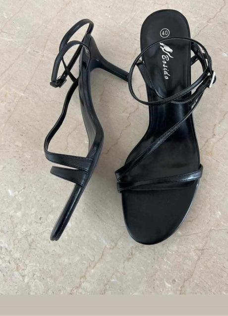 Spoločenské čierne sandálky, 40