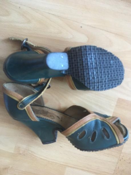 Pekné kožené sandálky zn.flylondon, 37