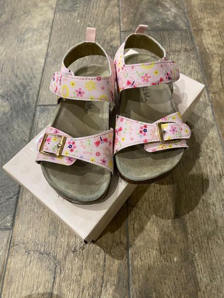 Sandálky, 27