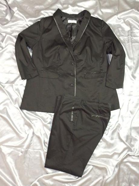 Luxusný čierny kostým, 56