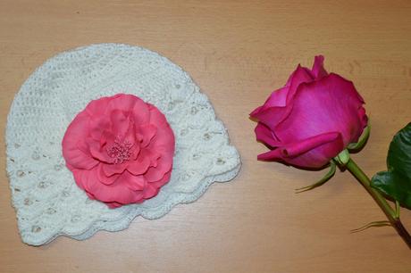 Háčkovaná čiapočka s kvetom, <50 - 158