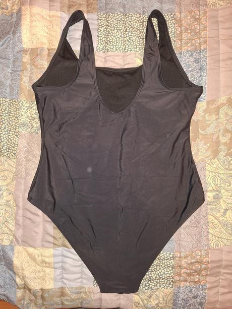 Dámske jednodielne plavky "e", l