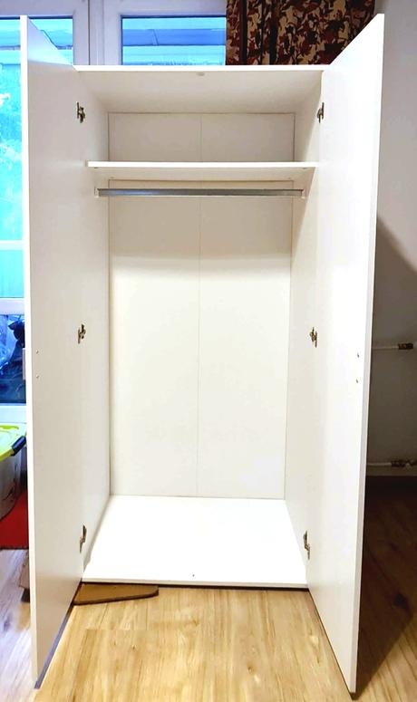 Šatníková skriňa, 