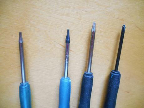 Sada mini skrutkovačov na opravu mobilov, 