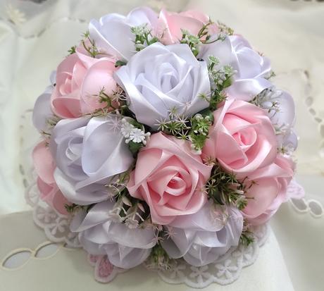 Kytica saténových ruží, 