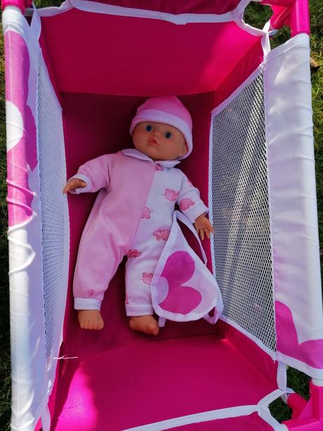 Postieľka s bábikou, 