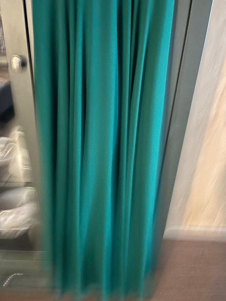 Smaragdovo zelene saty, 40