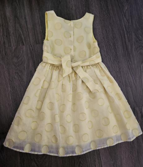 Pekné žlté šaty, 122