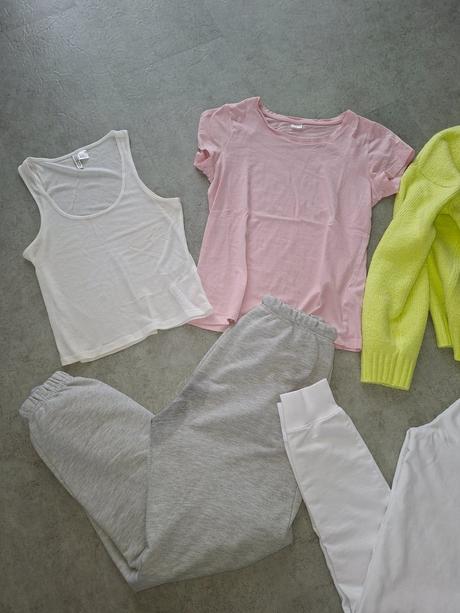 Balík oblečenia s, s