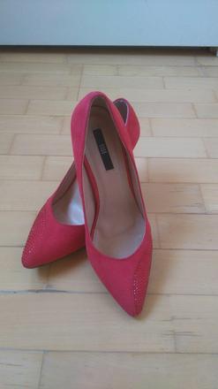 Červené lodičky, 37