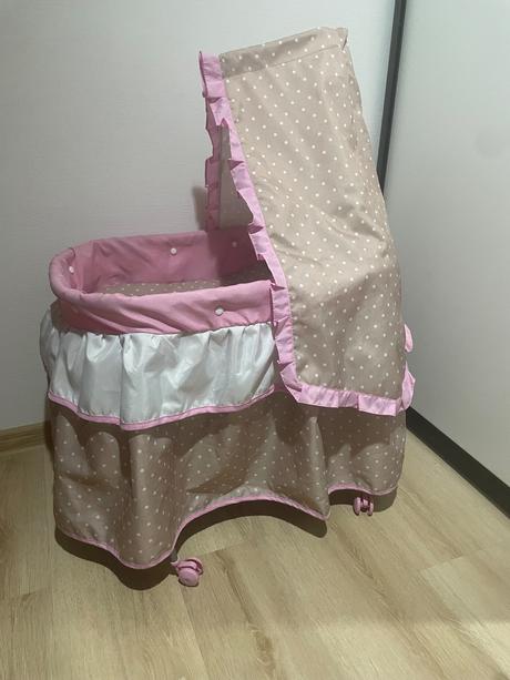 Krásna veľká postieľka na kolieskach, 