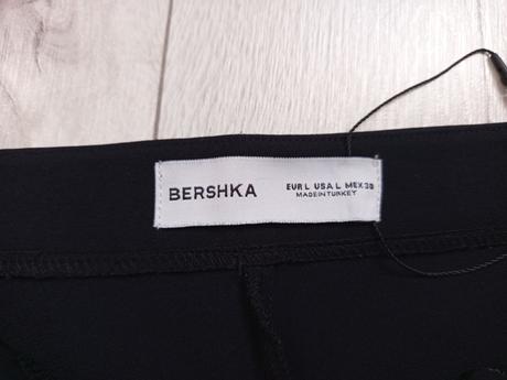 Látkové čierne kraťasy, bershka,38