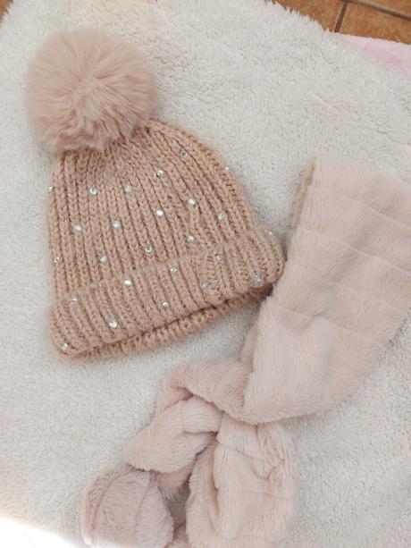 Šál s brmbolcami, f&f,92