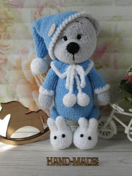 Háčkovaný macko v čiapočke,