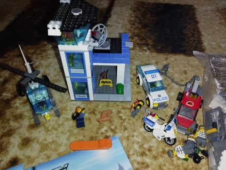 Lego city policajna stanica,