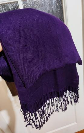 Fialový šál,